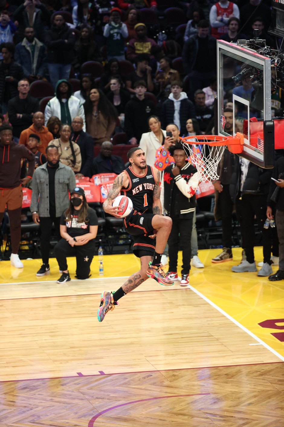 侧翼充当着 侧翼充当着