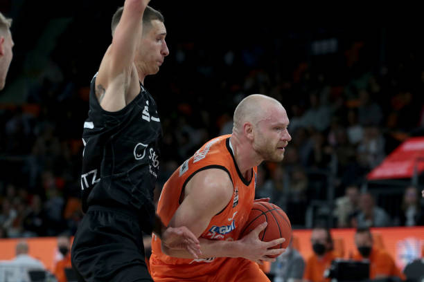 中超巨大失误！门将出击扑空，杜加里奇笑纳大礼，于根伟再遭质疑